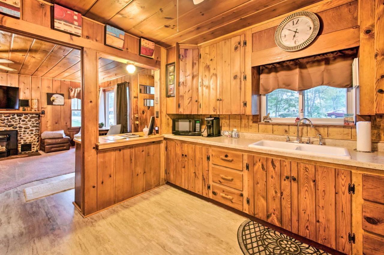 East Tawas Cabin With Deck, Backyard And Fire Pit! Exterior foto