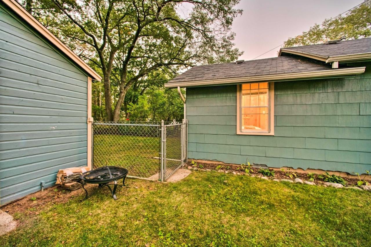 East Tawas Cabin With Deck, Backyard And Fire Pit! Exterior foto