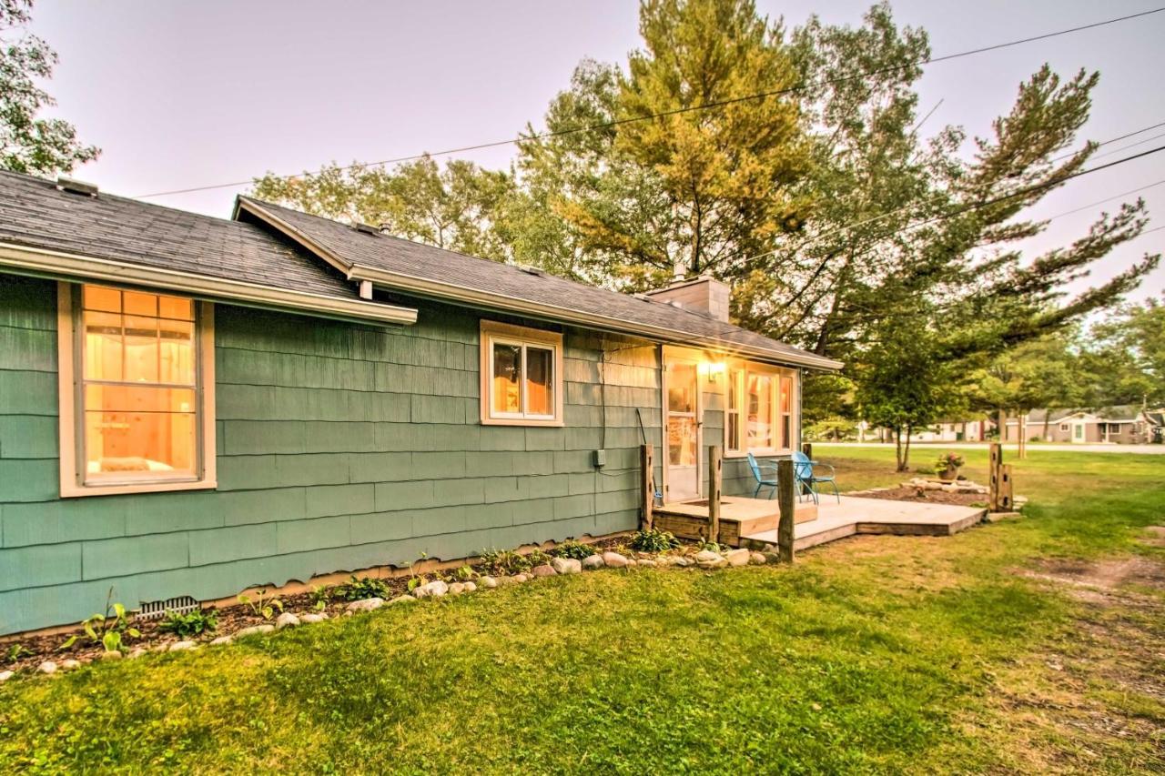 East Tawas Cabin With Deck, Backyard And Fire Pit! Exterior foto
